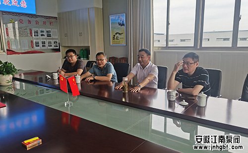 党组书记李文胜为邱军强颁奖